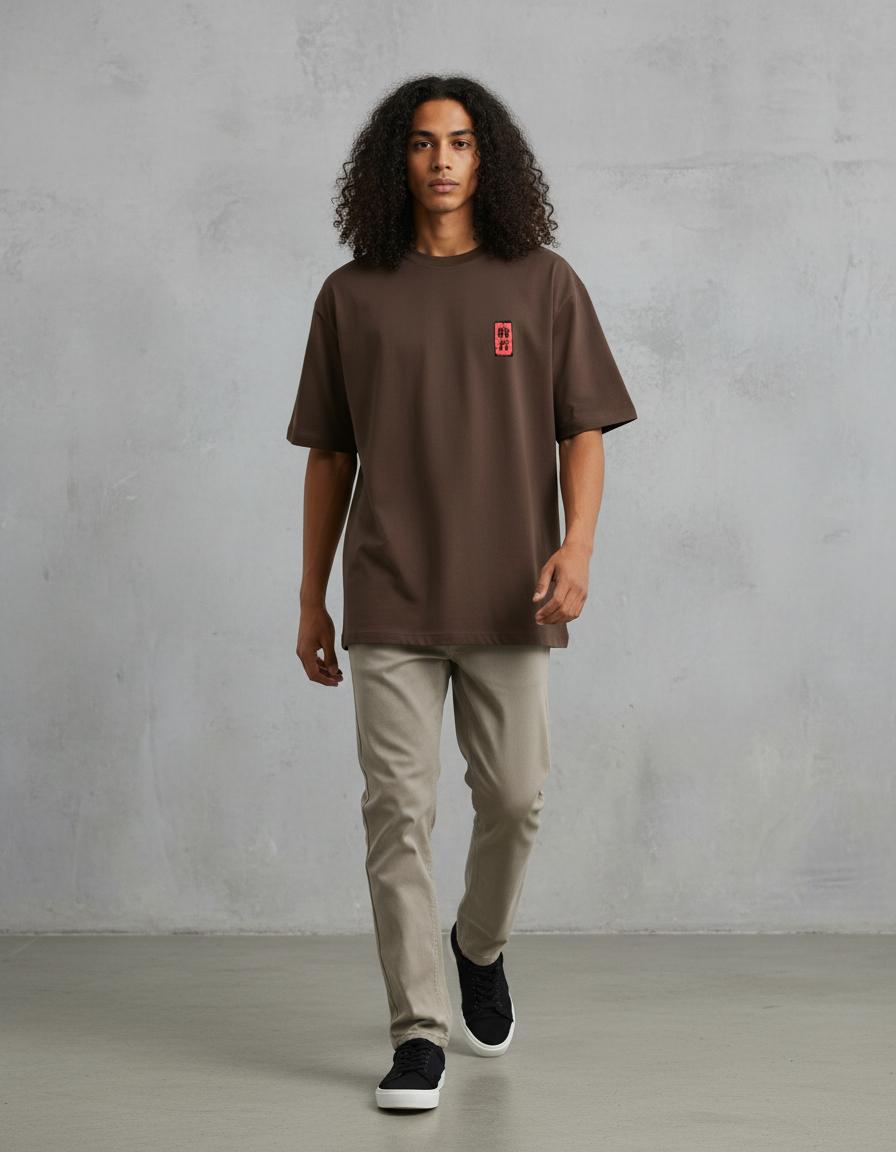 Modelo mide 1,83m y usa talla L