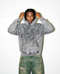 Modelo mide 193cm y usa talla XL