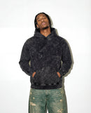 Modelo mide 193cm y usa talla XL