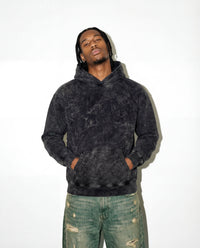 Modelo mide 193cm y usa talla XL