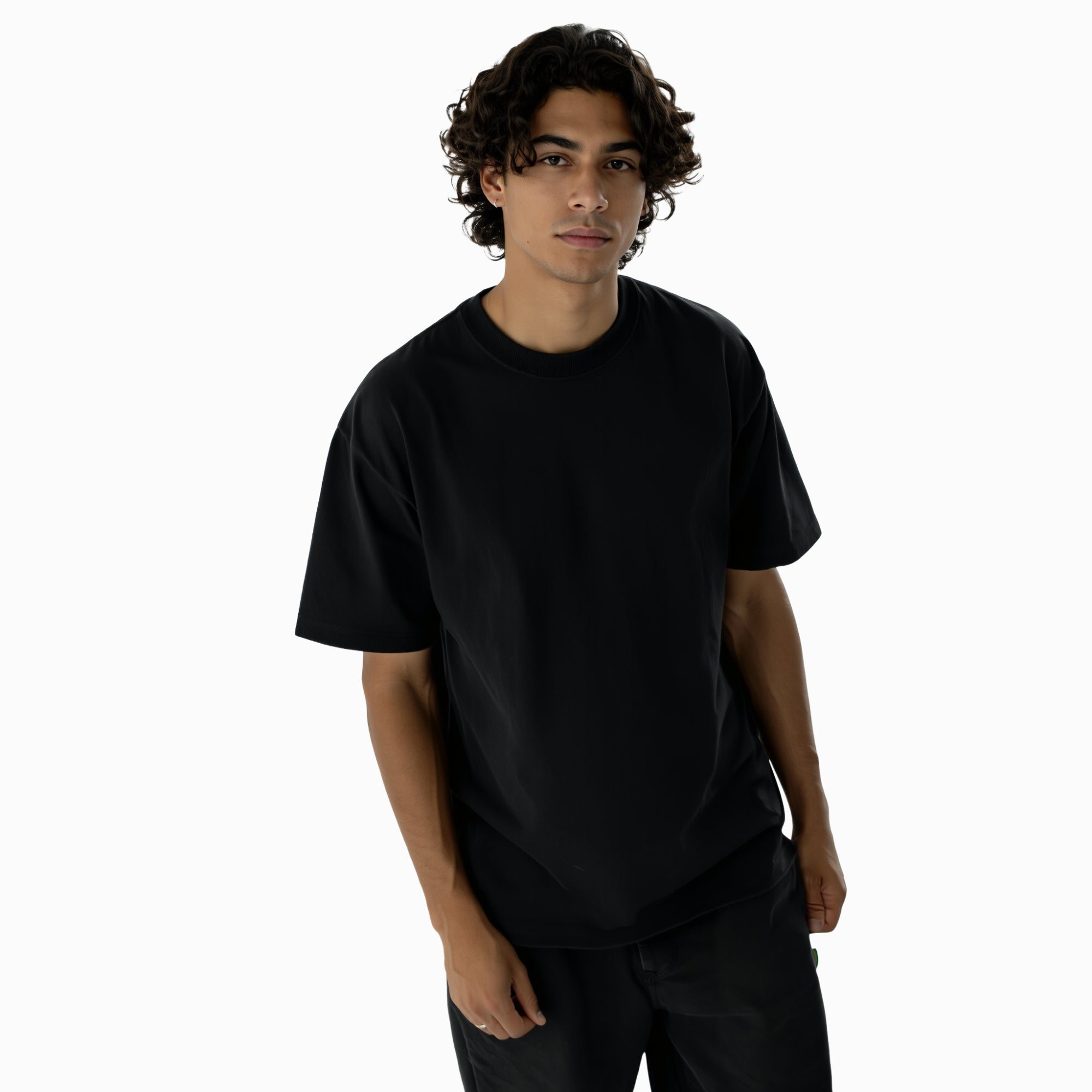 Modelo mide 1.84 y usa talla L